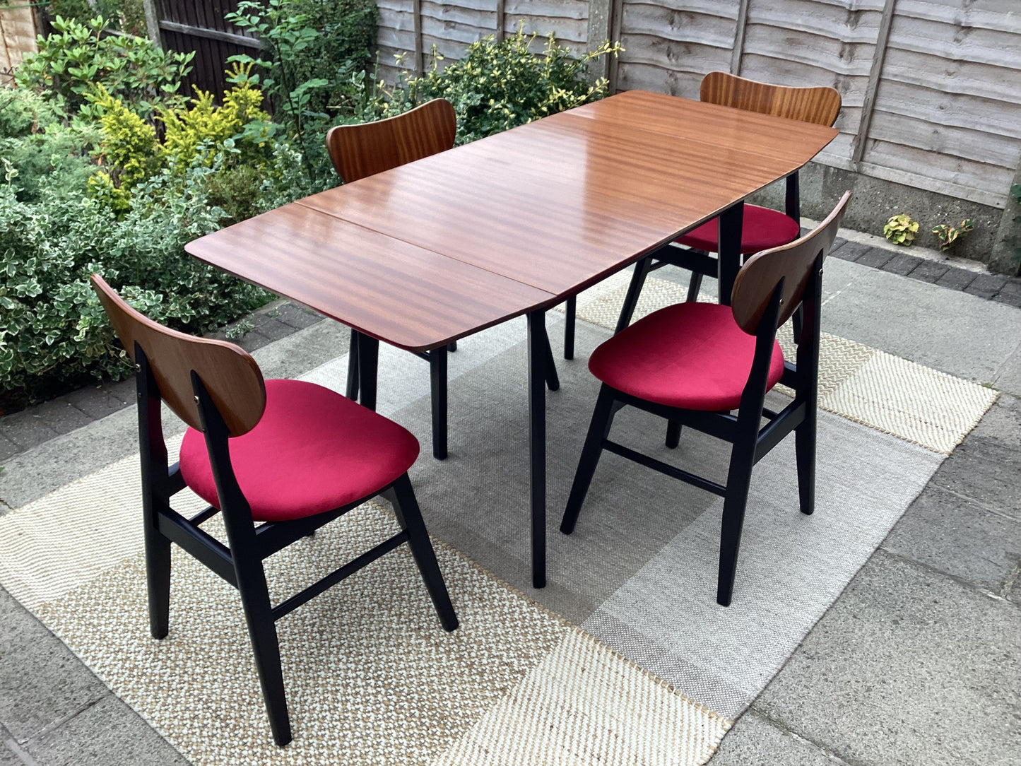 Mid Century Tola Wood Drop Leaf Dining Table With 4 Butterfly Dining Chairs