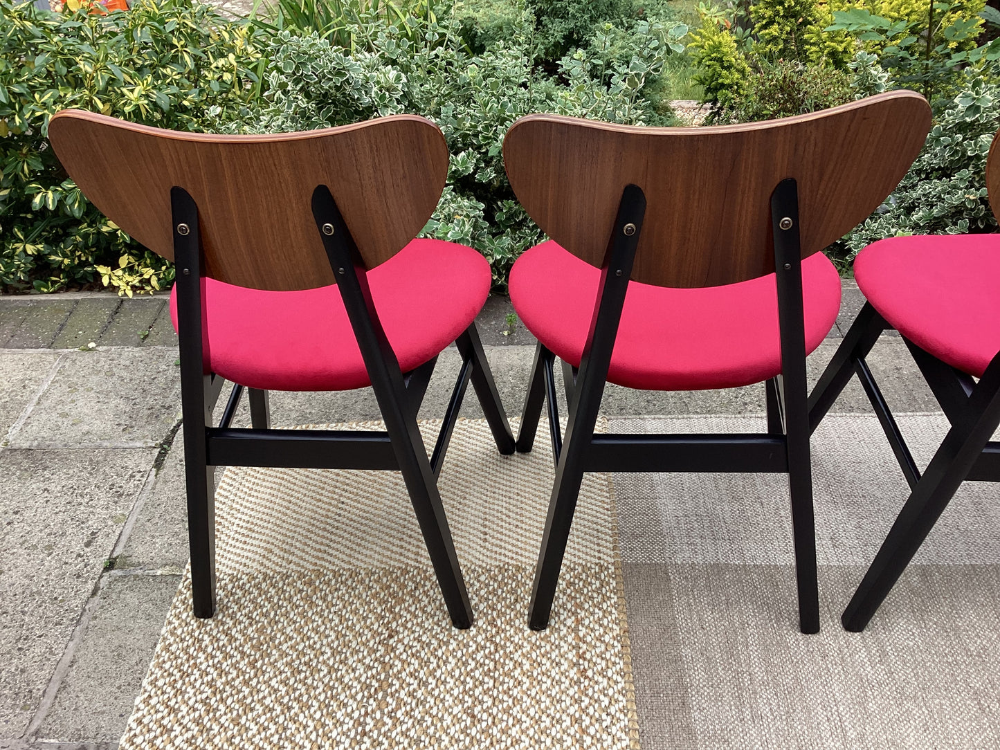 Mid Century Tola Wood Drop Leaf Dining Table With 4 Butterfly Dining Chairs