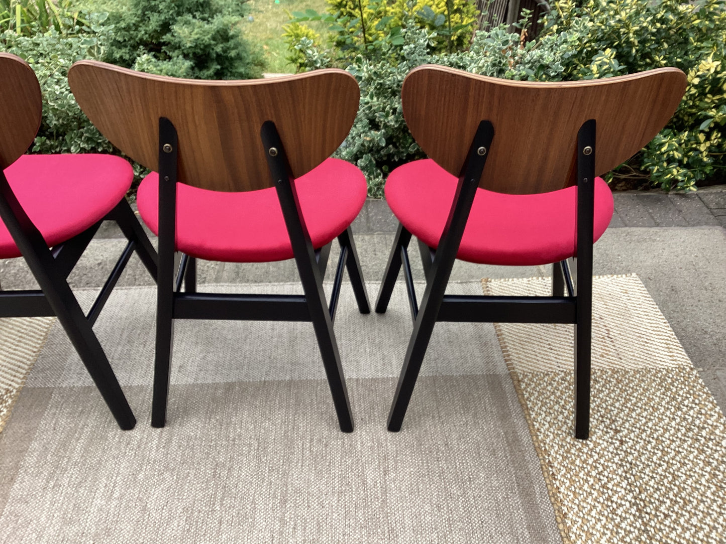 Mid Century Tola Wood Drop Leaf Dining Table With 4 Butterfly Dining Chairs