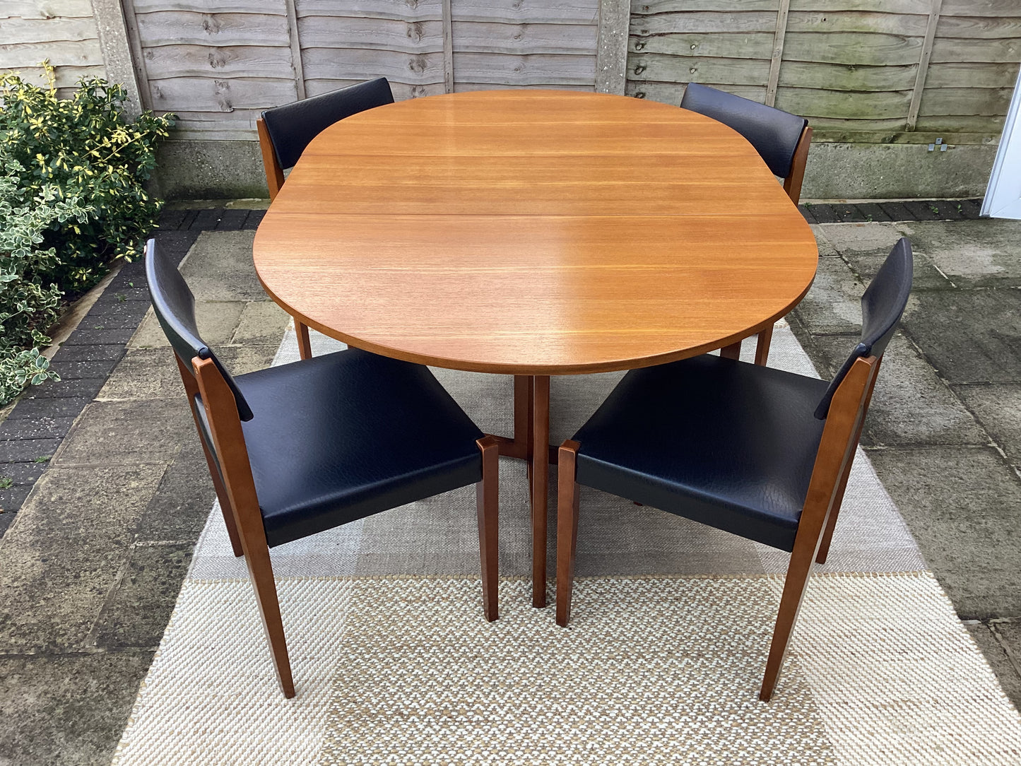 Mid Century Oval Gate Leg Table With 4 Dining Chairs