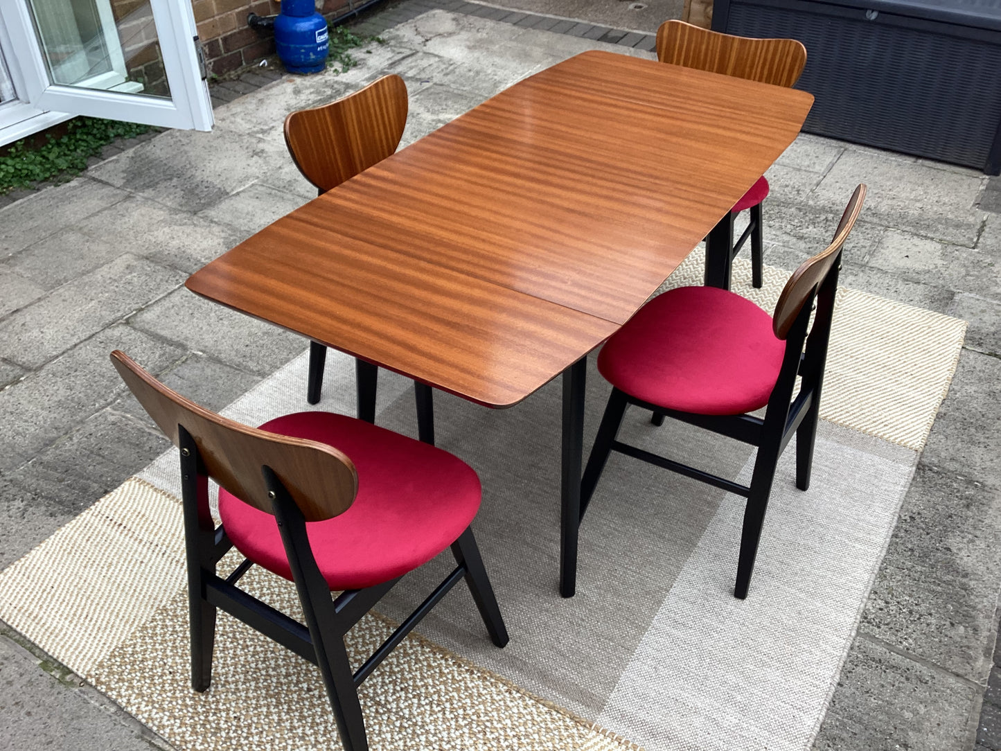 Mid Century Tola Wood Drop Leaf Dining Table With 4 Butterfly Dining Chairs