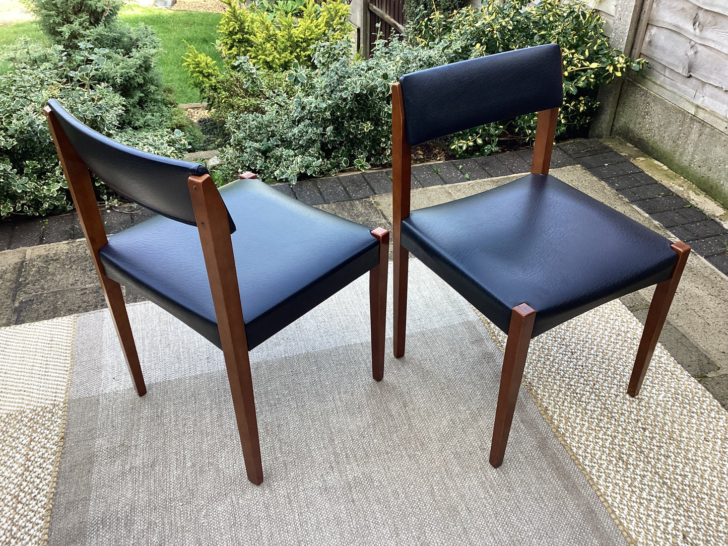 Mid Century Oval Gate Leg Table With 4 Dining Chairs