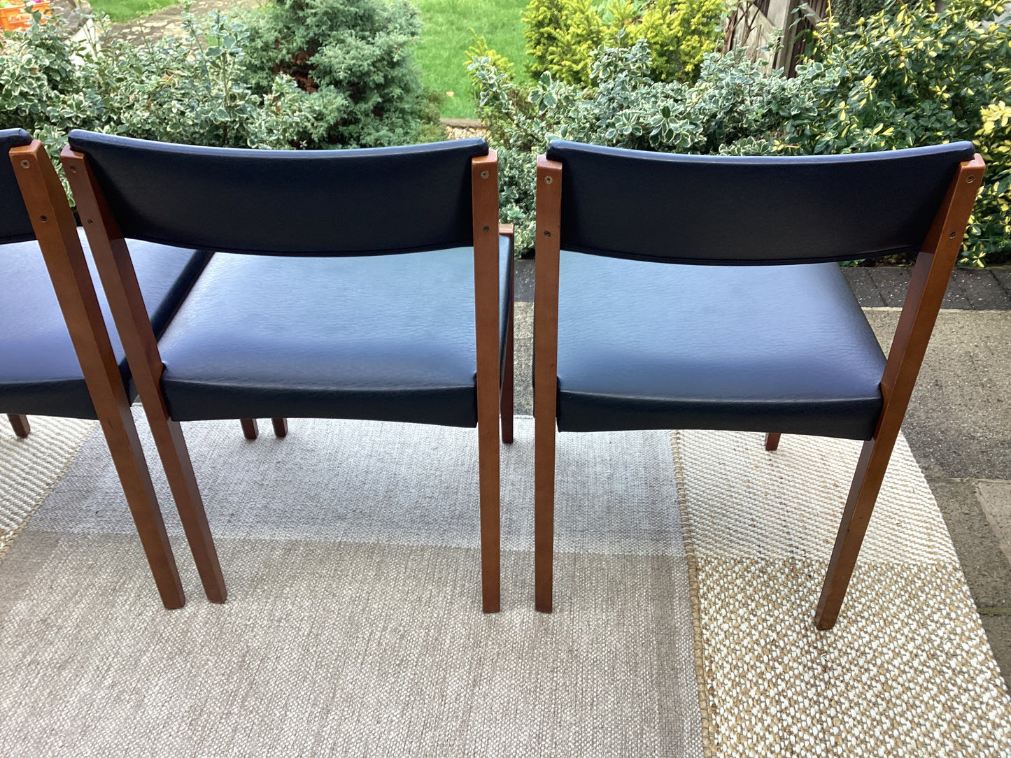 Mid Century Oval Gate Leg Table With 4 Dining Chairs