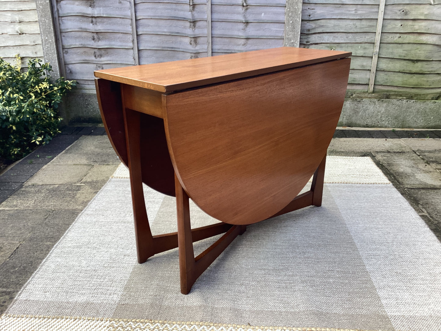 Mid Century Oval Gate Leg Table With 4 Dining Chairs