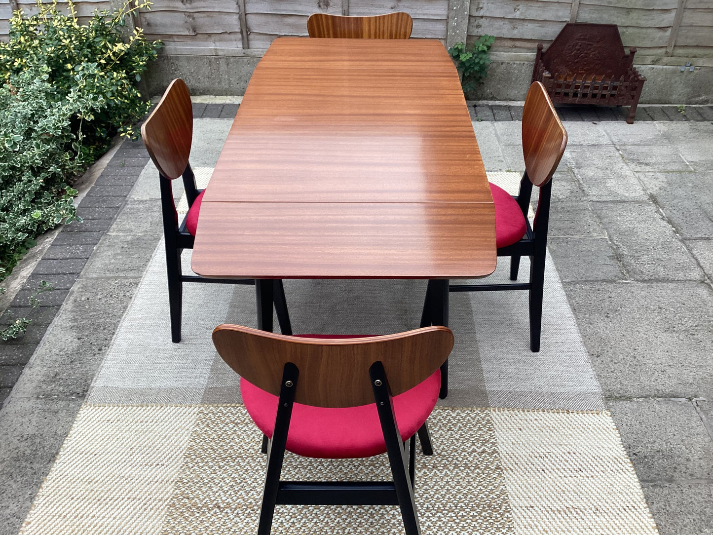 Mid Century Tola Wood Drop Leaf Dining Table With 4 Butterfly Dining Chairs