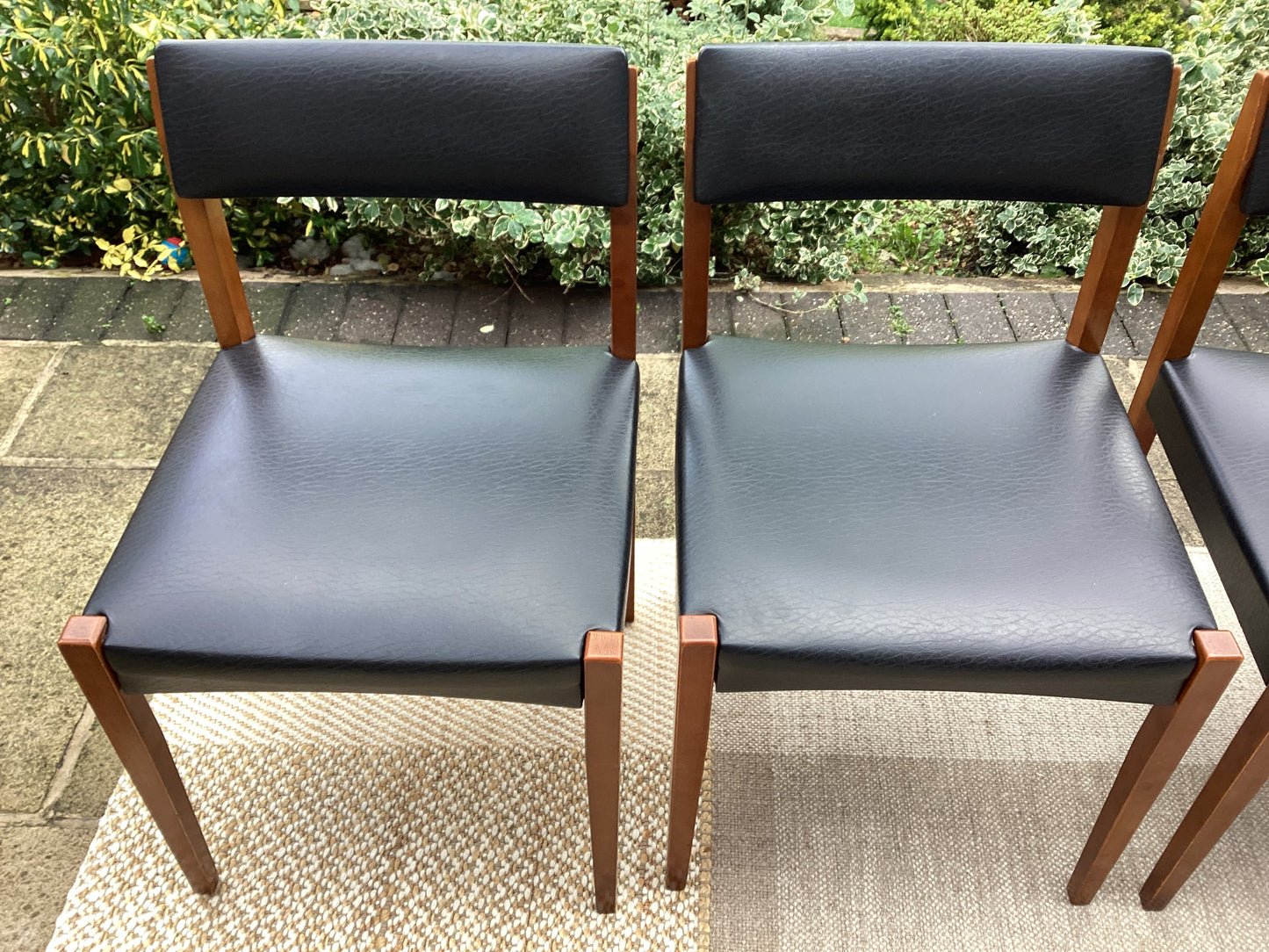 Mid Century Oval Gate Leg Table With 4 Dining Chairs