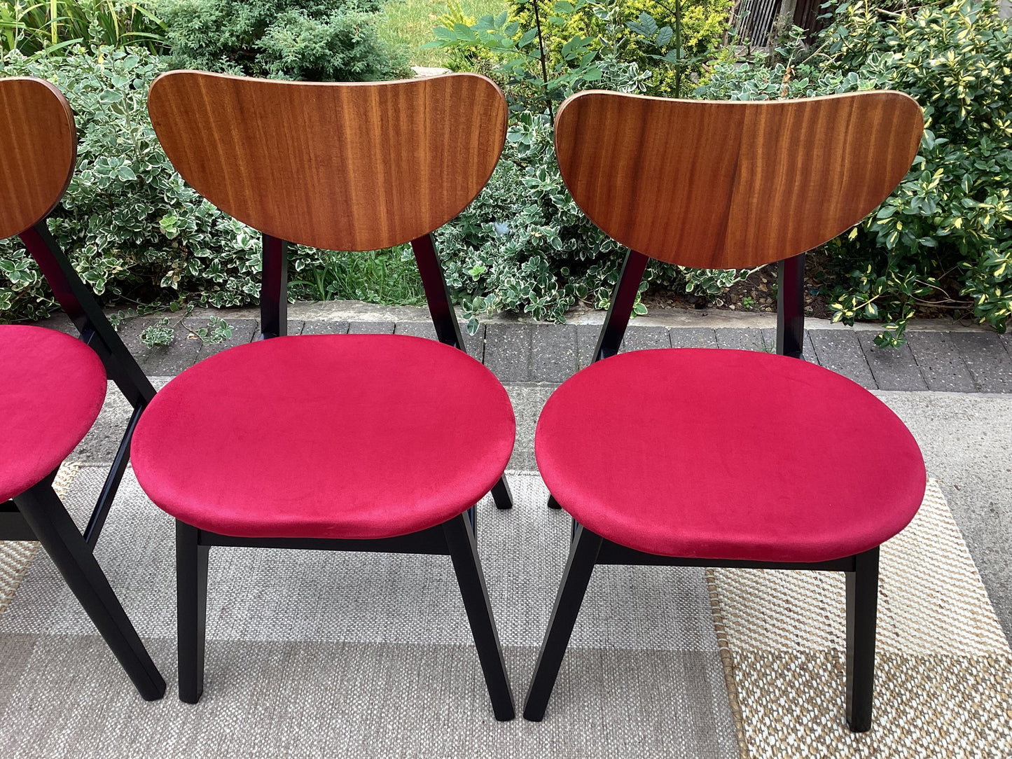 Mid Century Tola Wood Drop Leaf Dining Table With 4 Butterfly Dining Chairs